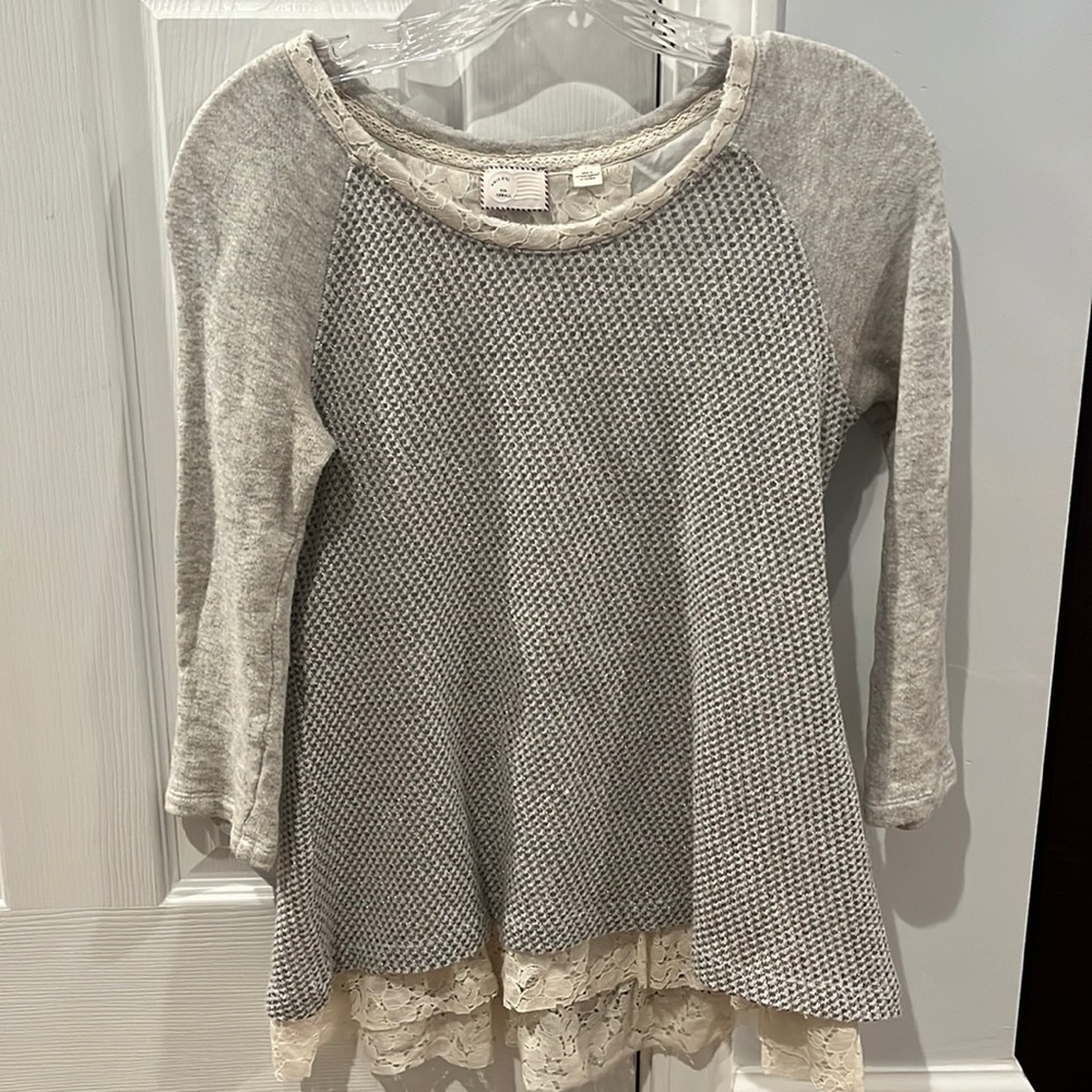 3/4 sleeve small shirt. Size x small . No snags or issues